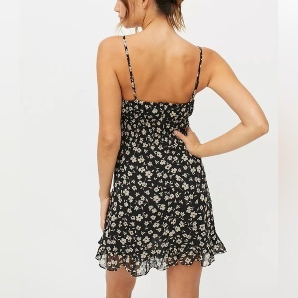 Urban Outfitters Black Daisy Floral Smocked Mini Dress Ruffle Hem Size M FD5532 - Picture 15 of 15